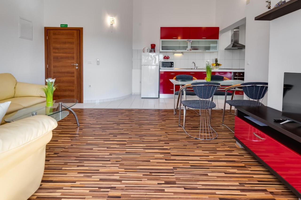 Apartman Strmota S Bazenom Свети свети Филип и Яков Екстериор снимка